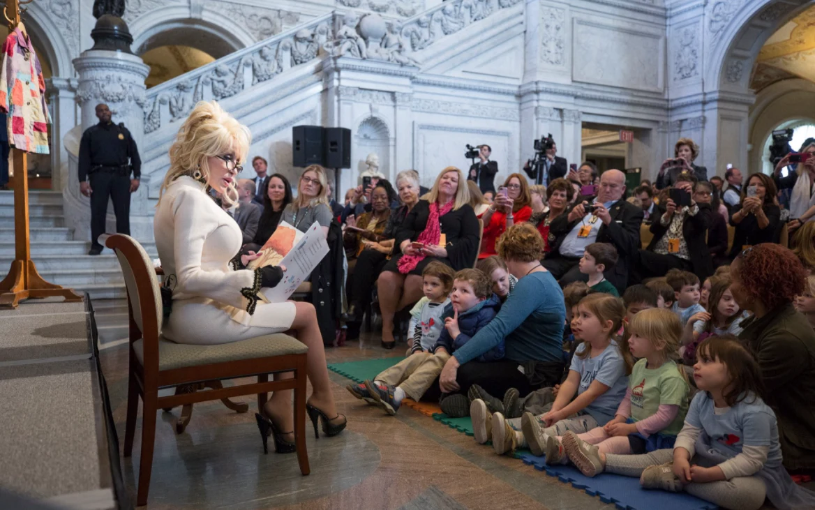 Dolly Parton reads to children in the Great Hall of the Library of Congress, 2018